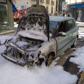 Los bomberos apagaron el incendio del coche