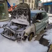 Los bomberos apagaron el incendio del coche Los bomberos apagaron el incendio del coche