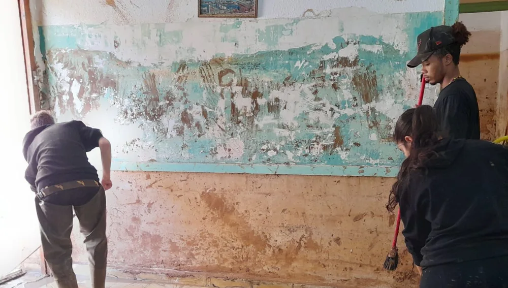 Los voluntarios ayudan a los afectados a limpiar sus casas. Los voluntarios ayudan a los afectados a limpiar sus casas.