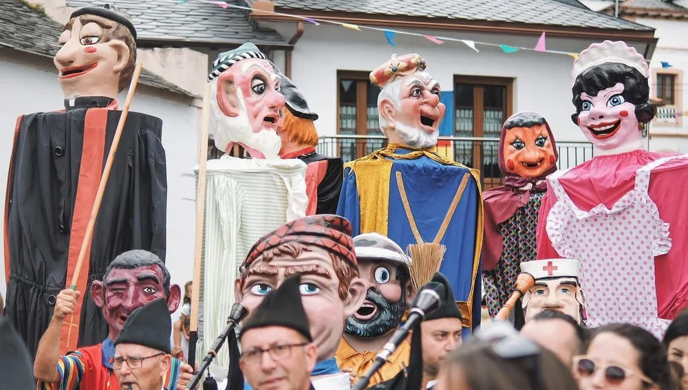 Los Cabezudos de Puerto de Vega desfilaran con orgullo en el Dia de América en Asturias en Oviedo. Los Cabezudos de Puerto de Vega desfilaran con orgullo en el Dia de América en Asturias en Oviedo.