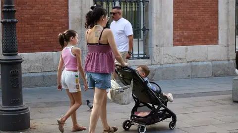 Una mujer empuja un carrito de bebé en Madrid Una mujer empuja un carrito de bebé en Madrid/ Jesús Hellín / Europa Press