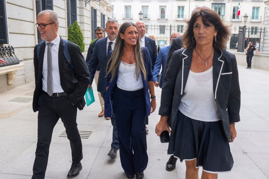 Junts confirma que la obligación de atender en catalán "será en toda España": "Los catalanes tienen que tener los mismos derechos que un francés o un inglés" Junts confirma que la obligación de atender en catalán "será en toda España": "Los catalanes tienen que tener los mismos derechos que un francés o un inglés"