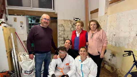 Voluntarios de la asociación junto a una de las afectadas a la que han ayudado a recuperar su vivienda. Voluntarios de la asociación junto a una de las afectadas a la que han ayudado a recuperar su vivienda.