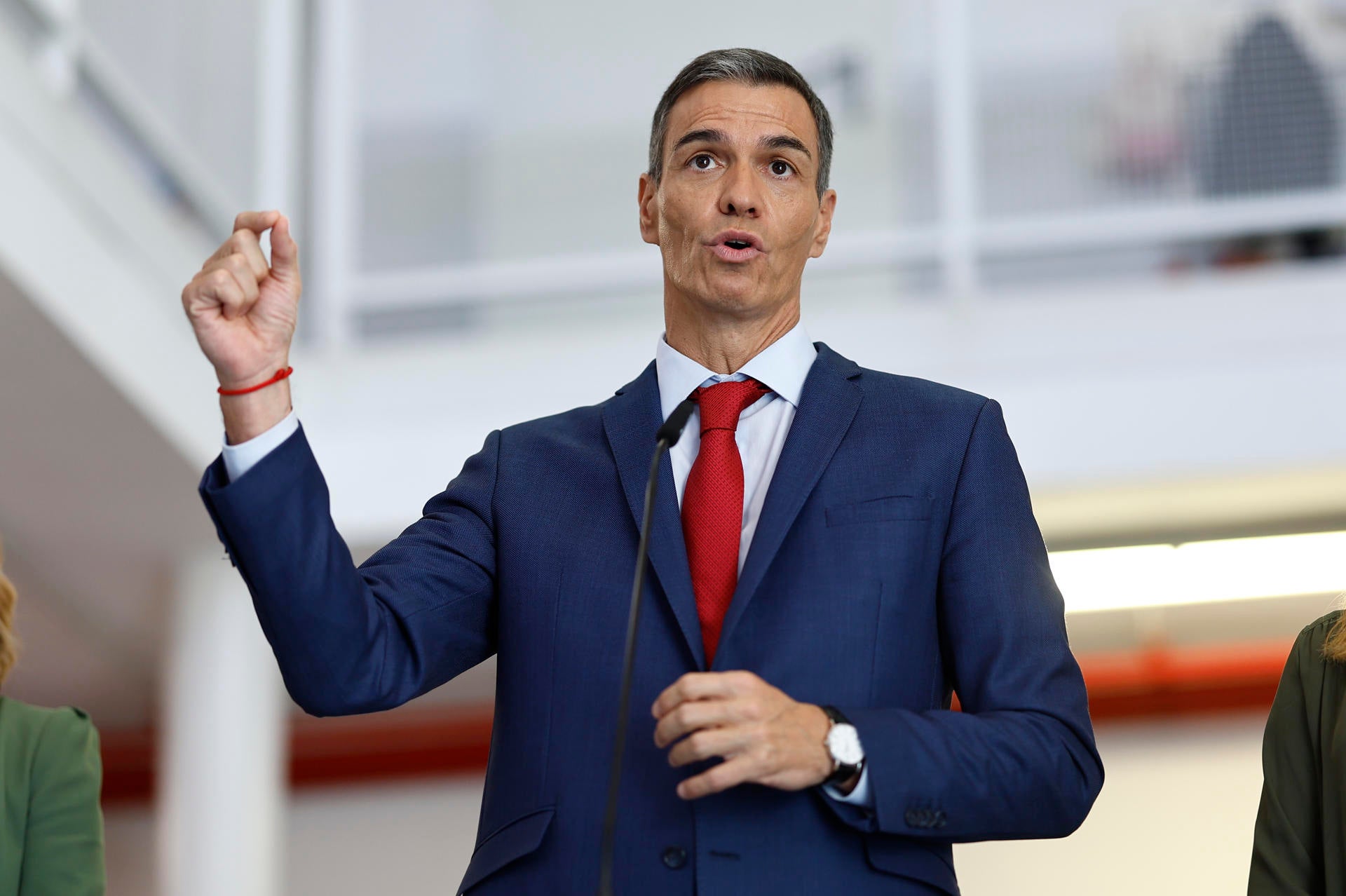 Sánchez anuncia cambios en la ley educativa: menos horas lectivas para los profesores, bajada de ratios y ayudas económicas Sánchez anuncia cambios en la ley educativa: menos horas lectivas para los profesores, bajada de ratios y ayudas económicas