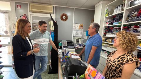 La alcaldesa de Almassora, Mar&iacute;a Tormo, y el concejal de Educaci&oacute;n, Vicente Blay, en la visita a uno de los comercios locales. 