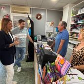 La alcaldesa de Almassora, María Tormo, y el concejal de Educación, Vicente Blay, en la visita a uno de los comercios locales. 