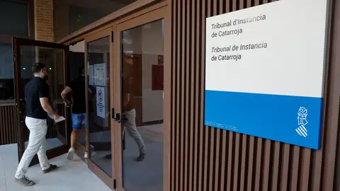 Dos personas acceden al Palacio de Justicia de Catarroja (Valencia) donde se instruye la causa penal sobre la gestión de la dana. Dos personas acceden al Palacio de Justicia de Catarroja (Valencia) donde se instruye la causa penal sobre la gestión de la dana.