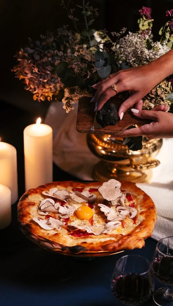 Pizza carbonara con trufa Pizza carbonara con trufa
