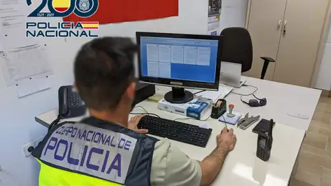 Uno de los agentes de la policía Uno de los agentes de la policía