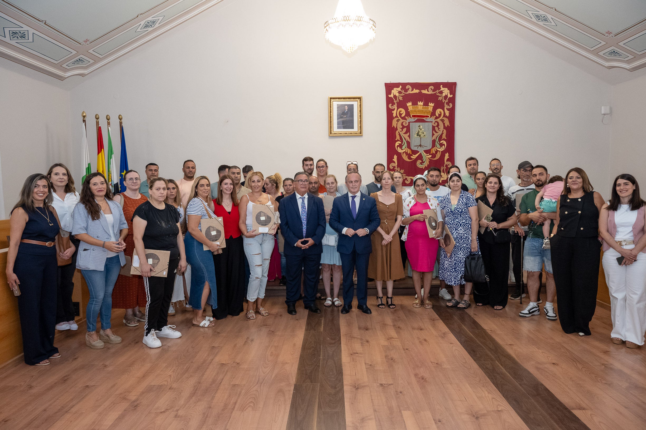 La Junta de Extremadura entrega las llaves de 24 viviendas públicas en Almendralejo tras invertir 2'2 millones de euros La Junta de Extremadura entrega las llaves de 24 viviendas públicas en Almendralejo tras invertir 2'2 millones de euros