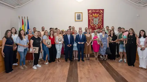 La Junta de Extremadura entrega las llaves de 24 viviendas públicas en Almendralejo tras invertir 2'2 millones de euros La Junta de Extremadura entrega las llaves de 24 viviendas públicas en Almendralejo tras invertir 2'2 millones de euros