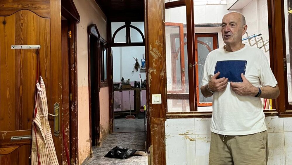 Uno de los afectados en su casa que resultó afectada durante el 29 de Octubre.