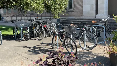 Bicicletas en el parking de bicis de la Facultad de Veterinaria de Zaragoza Bicicletas en el parking de bicis de la Facultad de Veterinaria de Zaragoza