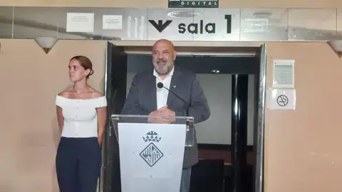 La teniente de alcalde y regidora de Servicios Sociales, Educación, Participación Ciudadana, Juventud e Igualdad del Ayuntamiento de Palma, Lourdes Roca, y el alcalde de Palma, Jaime Martínez, presentan el proyecto del cine Metropolitan La teniente de alcalde y regidora de Servicios Sociales, Educación, Participación Ciudadana, Juventud e Igualdad del Ayuntamiento de Palma, Lourdes Roca, y el alcalde de Palma, Jaime Martínez, presentan el proyecto del cine Metropolitan