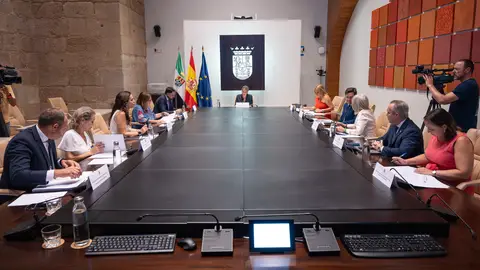 Ayudas para el cuidado de menores, programas de formación para el empleo y carreteras acuerdos del Consejo de Gobierno Ayudas para el cuidado de menores, programas de formación para el empleo y carreteras acuerdos del Consejo de Gobierno
