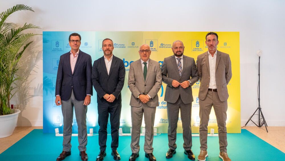 Foto de familia de la autoridades en la inauguraciòn de Overbooking 2025 en Gran Canaria. De izquierda a derecha: pablo llinares director gerente de turismo de Gran canaria; Miguel Sanz director de Turespaña; Antonio Morales, presidente cabildo gc; CArlos álamo, consejero turismo GC, Manuel Molina, director Hosteltur