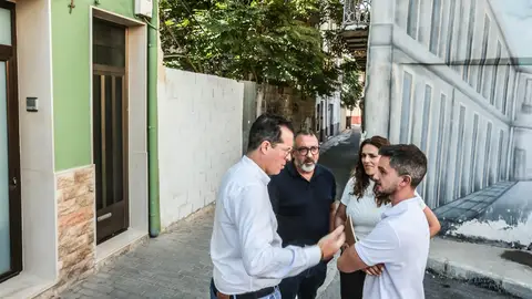 El alcalde de Elda en la calle La Purísima. El alcalde de Elda en la calle La Purísima.