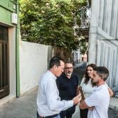 El alcalde de Elda en la calle La Purísima.
