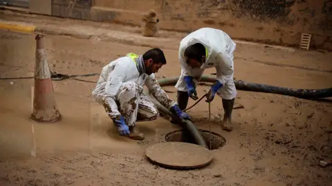 Operarios inspeccionan el alcantarillado de Catarroja tras el paso de la DANA de València Operarios inspeccionan el alcantarillado de Catarroja tras el paso de la DANA de València