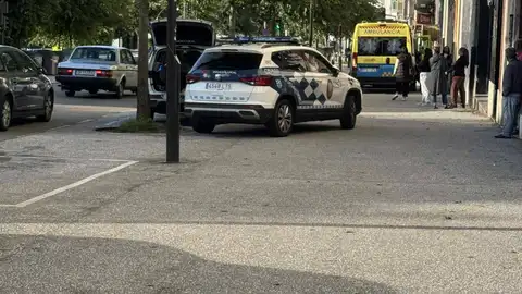 El propietario del piso desalojado en Rodríguez de Viguri: "tuvo que ser un terror vivir aquí, voy a tener que invertir 30.000 euros para reparar los desperfectos, y soy un obrero" El propietario del piso desalojado en Rodríguez de Viguri: "tuvo que ser un terror vivir aquí, voy a tener que invertir 30.000 euros para reparar los desperfectos, y soy un obrero"