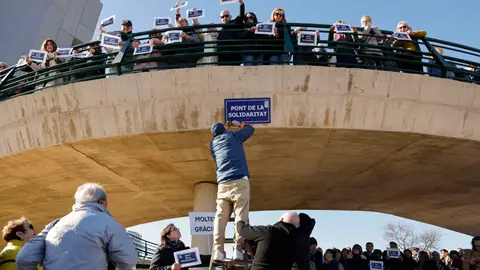 Un hombre coloca un cartel en la pasarela de La Torre rebautizada como 'Puente de la Solidaridad'. Un hombre coloca un cartel en la pasarela de La Torre rebautizada como 'Puente de la Solidaridad'.