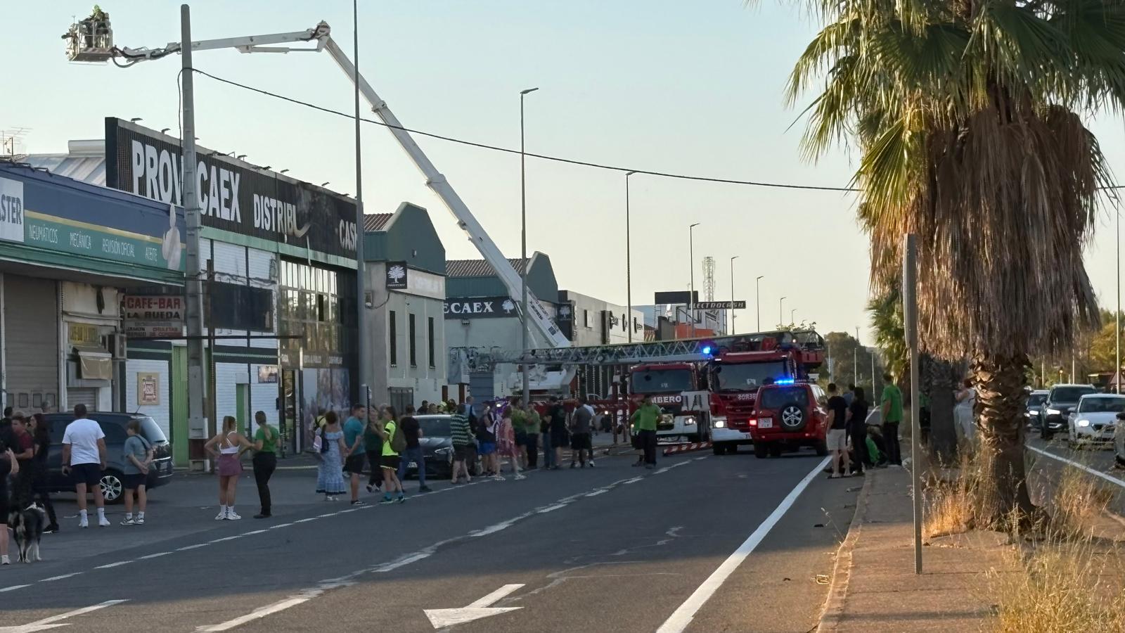 Bomberos de la Diputación de Cáceres intervienen en la extinción del incendio ocurrido en las instalaciones de Provecaex en Cáceres Bomberos de la Diputación de Cáceres intervienen en la extinción del incendio ocurrido en las instalaciones de Provecaex en Cáceres
