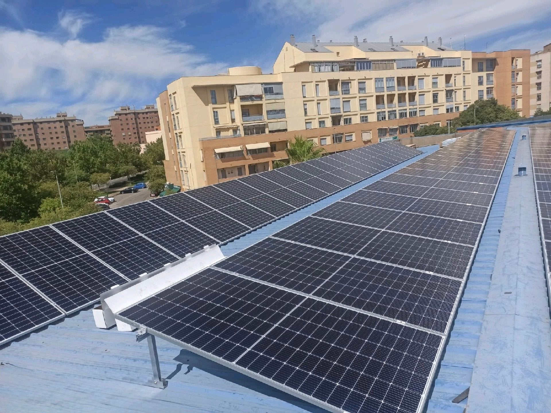 Cáceres tendrá la primera comunidad solar de Iberdrola en la región que integra un sistema de almacenamiento de baterías Cáceres tendrá la primera comunidad solar de Iberdrola en la región que integra un sistema de almacenamiento de baterías