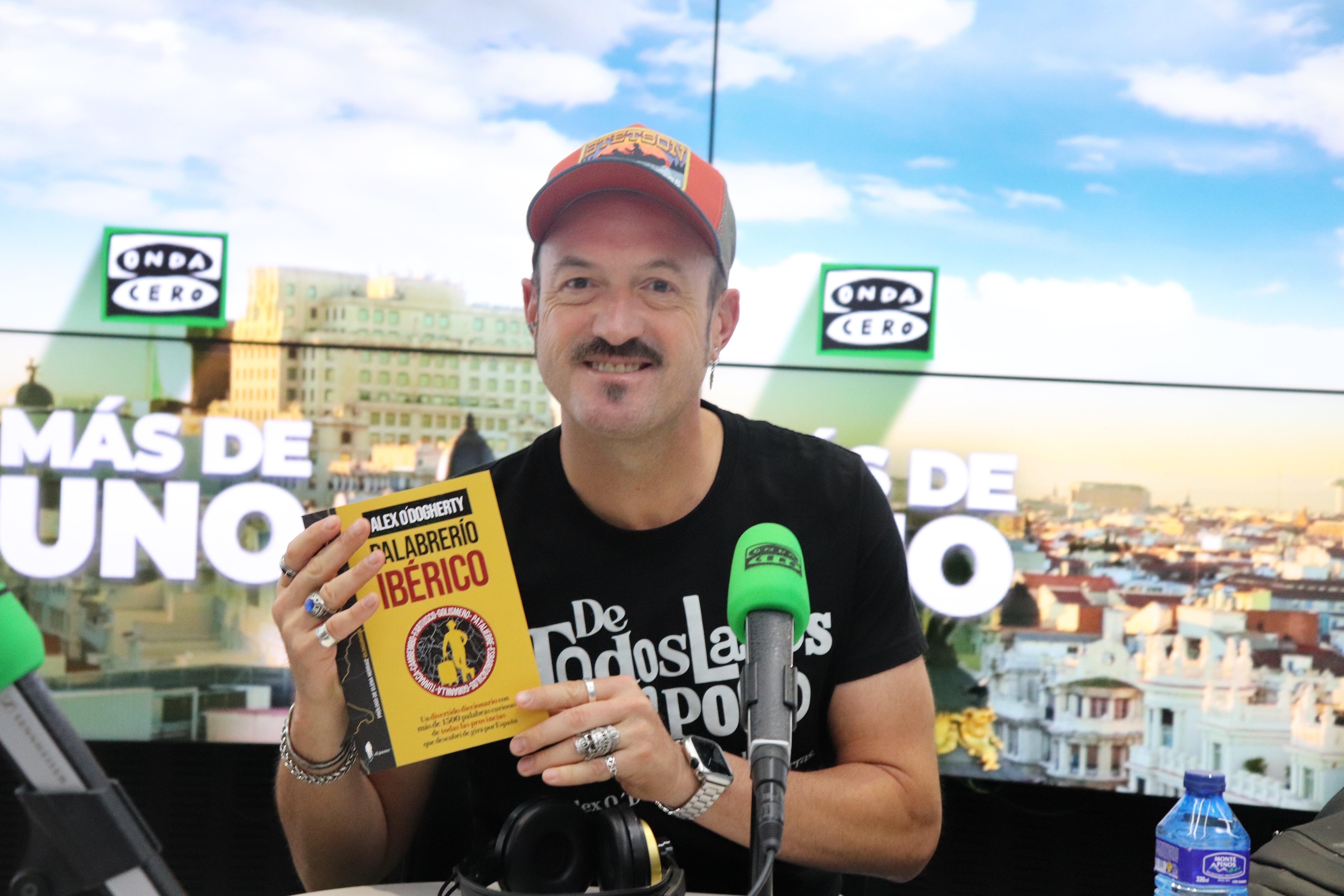 Álex O'Dogherty presenta el libro 'Palabrerío ibérico': "Me di cuenta de cómo la gente siente las palabras como una seña de identidad" Álex O'Dogherty presenta el libro 'Palabrerío ibérico': "Me di cuenta de cómo la gente siente las palabras como una seña de identidad"