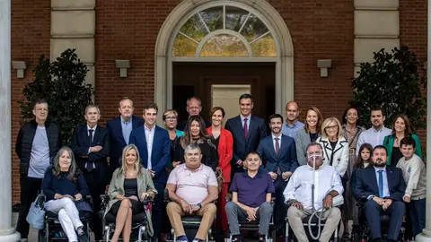 El presidente del Gobierno, Pedro Sánchez, y representantes de asociaciones de personas con Esclerosis Múltiple Amiotrófica en la Moncloa, a 19 de septiembre del 2024. El presidente del Gobierno, Pedro Sánchez, y representantes de asociaciones de personas con Esclerosis Múltiple Amiotrófica en la Moncloa, a 19 de septiembre del 2024.