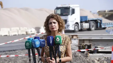 Montero señala a los proveedores de las pulseras antimaltrato: "Esto ocurre algunas veces" Montero señala a los proveedores de las pulseras antimaltrato: "Esto ocurre algunas veces"