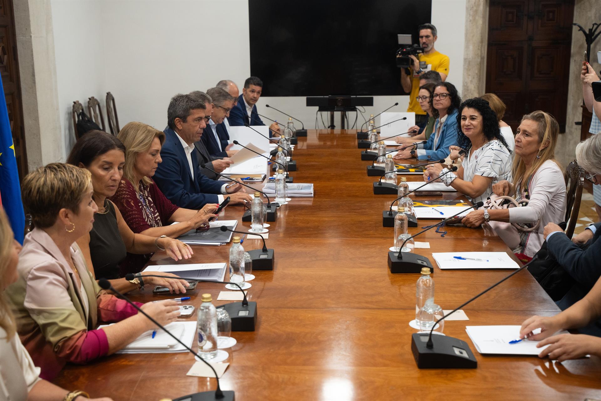 Generalitat y agentes sociales harán seguimiento del Pla Endavant de reconstrucción tras la DANA Generalitat y agentes sociales harán seguimiento del Pla Endavant de reconstrucción tras la DANA