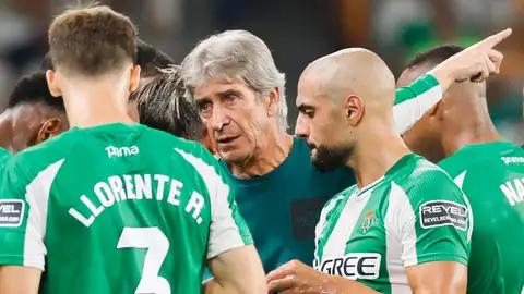 El entrenador del Betis Manuel Pellegrini (c) durante el partido de la jornada 5 de LaLiga EA Sports entre el Real Betis y la Real Sociedad, este viernes en el estadio de La Cartuja, en Sevilla El entrenador del Betis Manuel Pellegrini (c) durante el partido de la jornada 5 de LaLiga EA Sports entre el Real Betis y la Real Sociedad, este viernes en el estadio de La Cartuja, en Sevilla