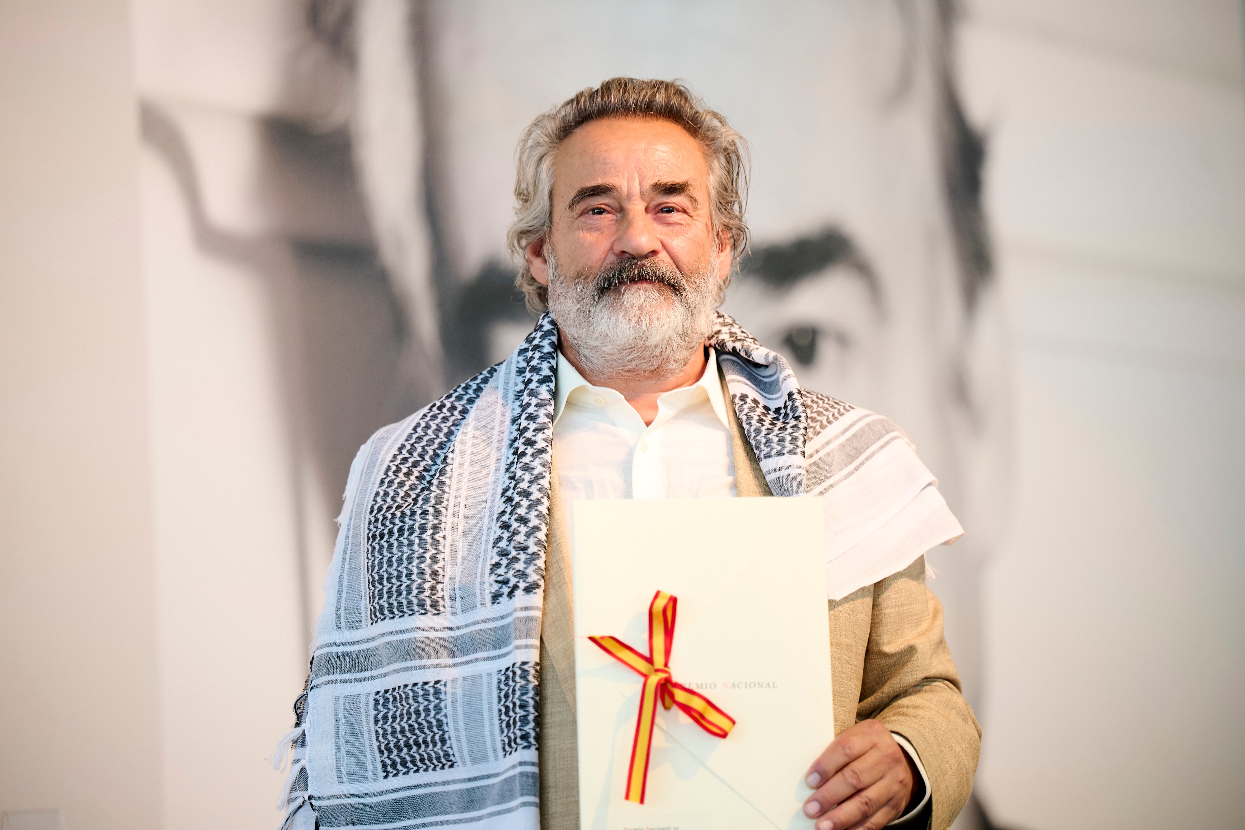 Eduard Fernández se pone un pañuelo palestino al recoger el Premio Nacional de Cinematografía: "Los quiere matar a todos" Eduard Fernández se pone un pañuelo palestino al recoger el Premio Nacional de Cinematografía: "Los quiere matar a todos"