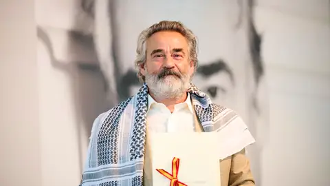 Eduard Fernández se pone un pañuelo palestino al recoger el Premio Nacional de Cinematografía: "Los quiere matar a todos"