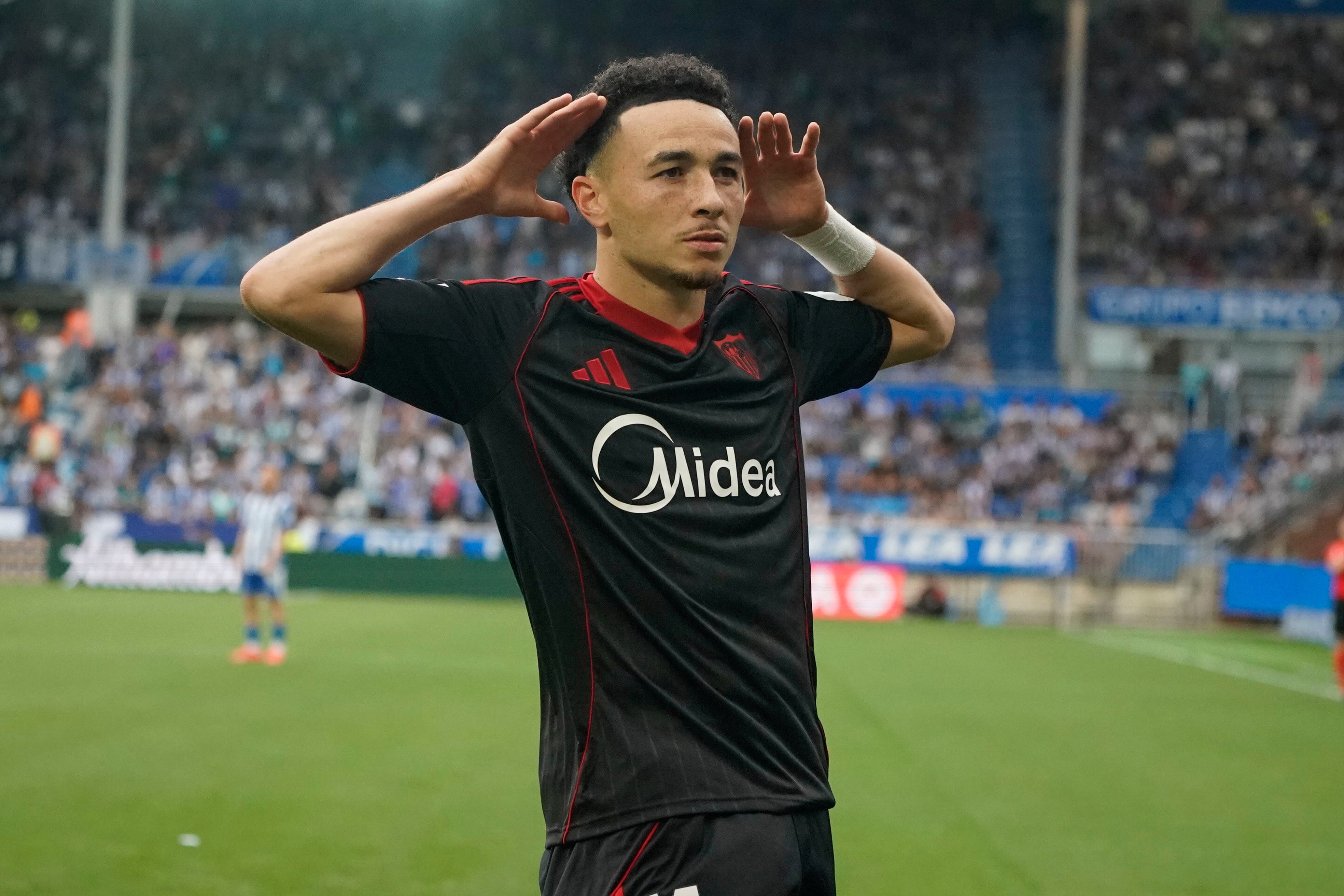 Vargas y Alexis impulsan al Sevilla de Almeyda en Mendizorroza Vargas y Alexis impulsan al Sevilla de Almeyda en Mendizorroza