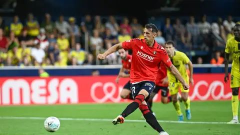 Budimir lanza el penalty ante el Villarreal Budimir lanza el penalty ante el Villarreal