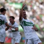André Silva celebra el gol del Elche ante el Oviedo.
