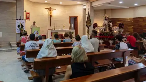 Momento de un testimonio en una de las parroquias objeto de la misión Momento de un testimonio en una de las parroquias objeto de la misión
