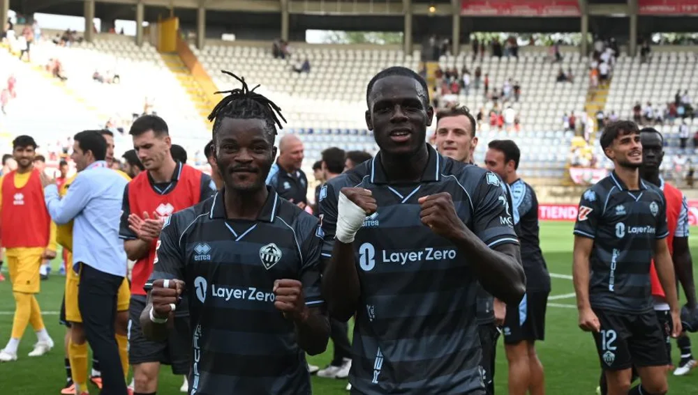 Cipenga y Doué celebran la victoria del Castellón en el Reino de León Cipenga y Doué celebran la victoria del Castellón en el Reino de León