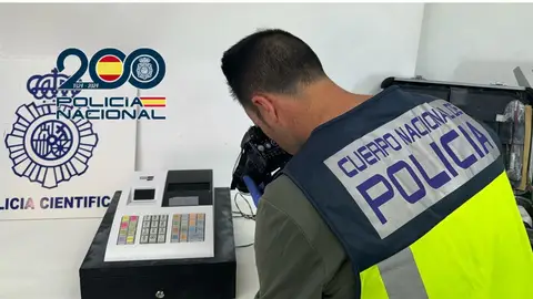 Agente de la Policía Nacional. Agente de la Policía Nacional.
