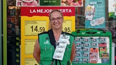 Isabel Rodríguez González, vendedora de la ONCE que ha llevado la suerte a La Hoya. Isabel Rodríguez González, vendedora de la ONCE que ha llevado la suerte a La Hoya.
