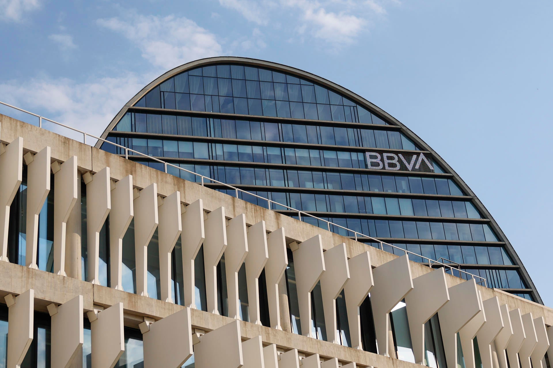 La Brújula de la economía: opa del BBVA al Sabadell, bajada en la producción de vehículos y déficit de viviendas (22/09/2025) La Brújula de la economía: opa del BBVA al Sabadell, bajada en la producción de vehículos y déficit de viviendas (22/09/2025)