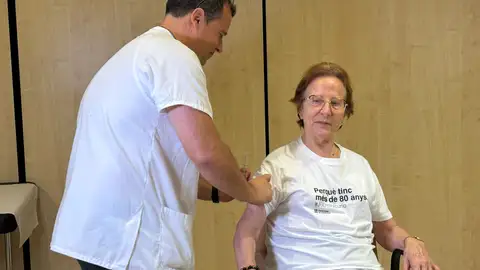Un infermer vacuna una pacient major de 80 anys al CAP Casernes de Barcelona Un infermer vacuna una pacient major de 80 anys al CAP Casernes de Barcelona