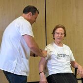 Un infermer vacuna una pacient major de 80 anys al CAP Casernes de Barcelona