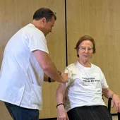 Un infermer vacuna una pacient major de 80 anys al CAP Casernes de Barcelona Un infermer vacuna una pacient major de 80 anys al CAP Casernes de Barcelona