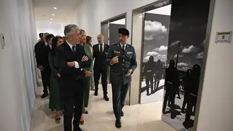 Grande-Marlaska con la ministra portavoz, Pilar Alegría, durante la visita al acuartelamiento Grande-Marlaska con la ministra portavoz, Pilar Alegría, durante la visita al acuartelamiento