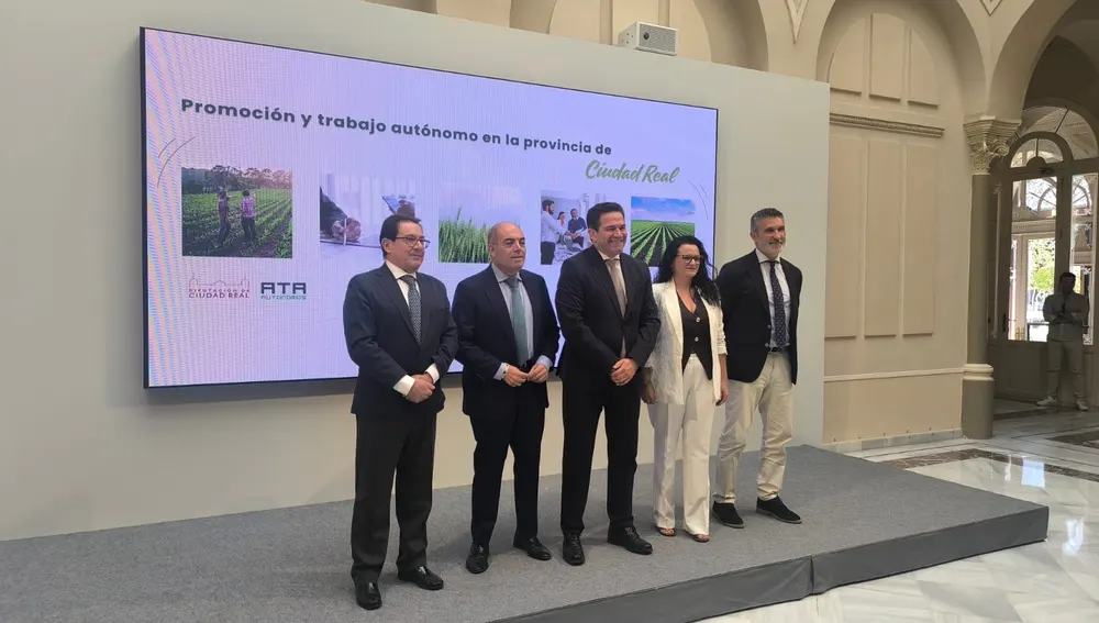 Foto de familia tras la firma del convenio Foto de familia tras la firma del convenio