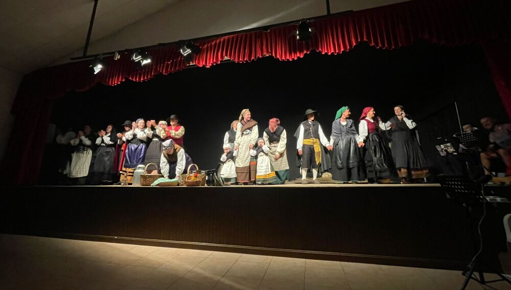 Toques Vaqueiros pone el broche final a la Semana del Teatro de La Caridad.