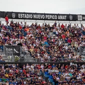 La afición del Eldense, en el duelo ante el Sevilla Atlético. La afición del Eldense, en el duelo ante el Sevilla Atlético.