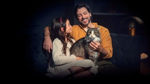 Familia con un gato